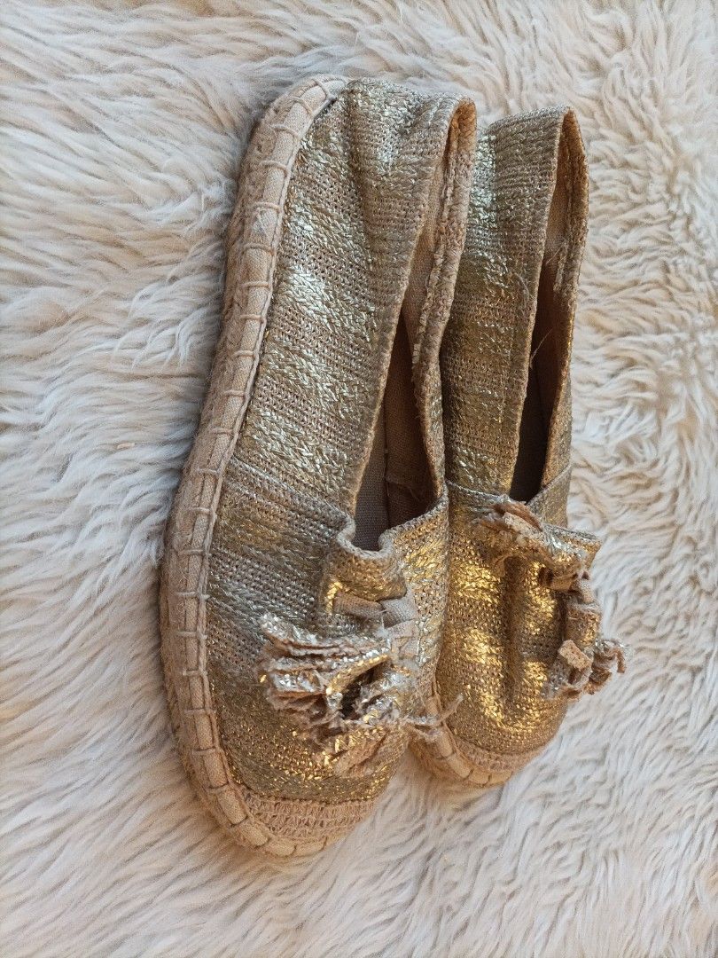 FOR TIME fashion Flats Size 39 (Category: Flats & Sandals) located in Pasig City. Submitted by sandacecloset (Listing ID 1463649987, Image 2). Description: - Brand: TIME Fashion Flats - Color: Shimmery Gold - Size: 39 - Style: Easy slip-on - Occasion: Casual wear or dressing up - Condition: Good, worn only a few times.
