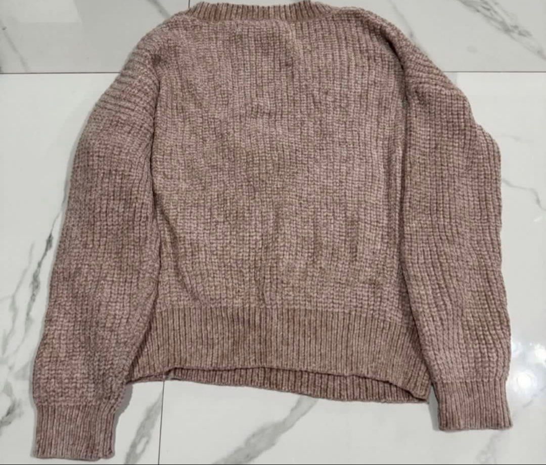 Forever 21 V-Neck Chenille Knit Sweater size S (Category: Coats, Jackets and Outerwear) located in Pasay City. Submitted by szepter (Listing ID 1463676832, Image 3). Description: - Cozy chenille knit sweater - Brand: Forever 21 - V-neckline - Relaxed fit - Textured knit detail - Versatile for layering or solo wear - Easy to style for a casual look.