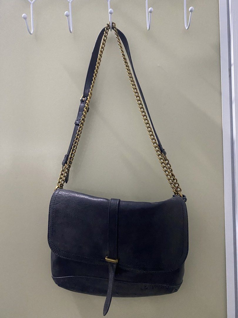 Fossil Black Leather Shoulder Bag with Gold Chain (Category: Luxury Bags & Wallets) located in Malvar. Submitted by letharellano__71 (Listing ID 1463701653, Image 1). Description: - Fossil black leather shoulder bag - Features a chic gold chain strap - Textured leather finish for a sophisticated look - Secure buckle closure on the front flap - Ample interior space for your essentials - Ideal for everyday wear and versatile styling.
