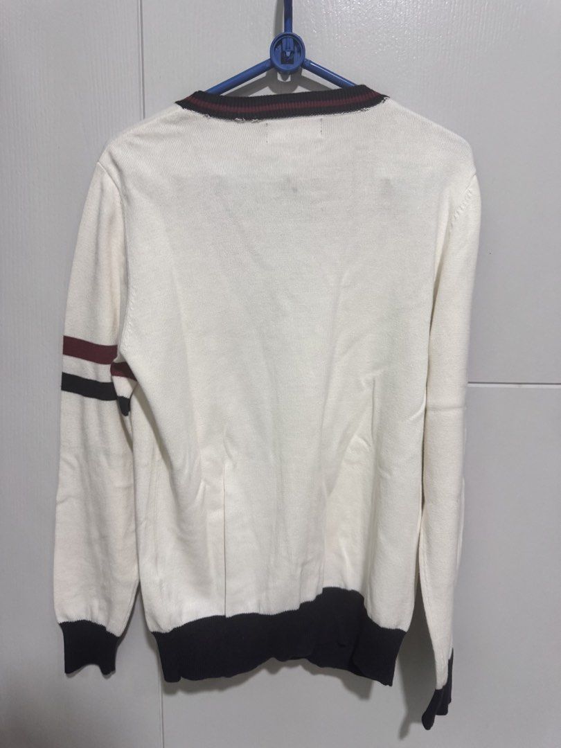 Fred Perry White Cardigan Unisex (Category: Coats, Jackets and Outerwear) located in Manila. Submitted by rai.dln (Listing ID 1463585778, Image 2). Description: Classic white Fred Perry cardigan ₱550 - Medium on tag but fits Large frame for female - Features iconic laurel wreath logo on chest - good as new 📍 Taft Manila.