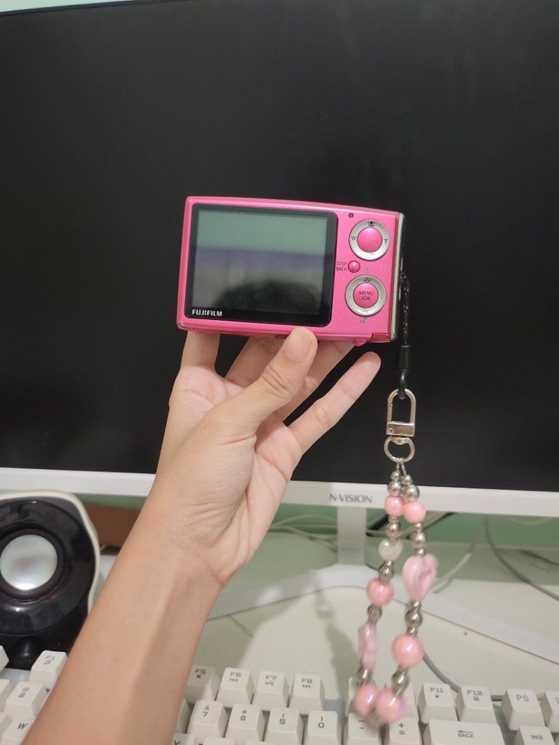 FUJIFILM Z20FD DIGICAM (READ DESCRIPTION) (Category: Cameras) located in Guiguinto. Submitted by chilov.stuffs (Listing ID 1463739168, Image 1). Description: issues: - focus error - may putol sa nagseseparate nung battery and sa lagayan ng memory card (check pic) - can't take pictures pa dahil sa focus error - wasn't able to check yung ubang functions dahil din sa focus error rfs: nakatambak kasi anlayo ng camera repair shop Inclusions: Unit Batt