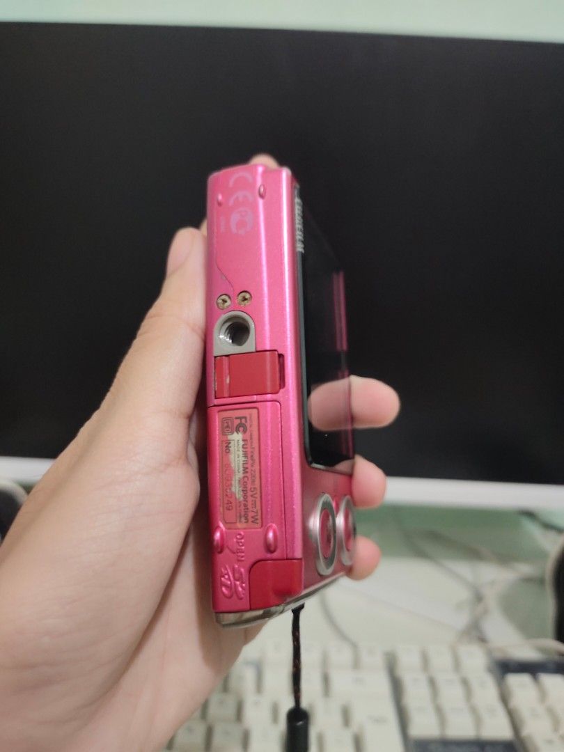 FUJIFILM Z20FD DIGICAM (READ DESCRIPTION) (Category: Cameras) located in Guiguinto. Submitted by chilov.stuffs (Listing ID 1463739168, Image 3). Description: issues: - focus error - may putol sa nagseseparate nung battery and sa lagayan ng memory card (check pic) - can't take pictures pa dahil sa focus error - wasn't able to check yung ubang functions dahil din sa focus error rfs: nakatambak kasi anlayo ng camera repair shop Inclusions: Unit Batt
