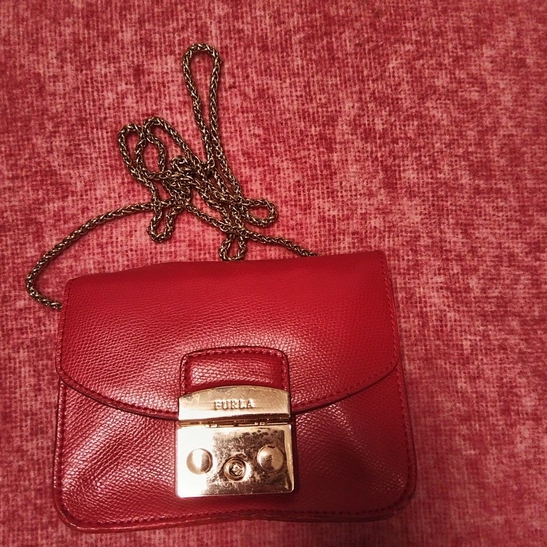 Furla Mini Metropolis (Category: Luxury Bags & Wallets) located in Bulacan. Submitted by brandedbagspreloved (Listing ID 1463656814, Image 1). Description: rubberlining issue sign of use.