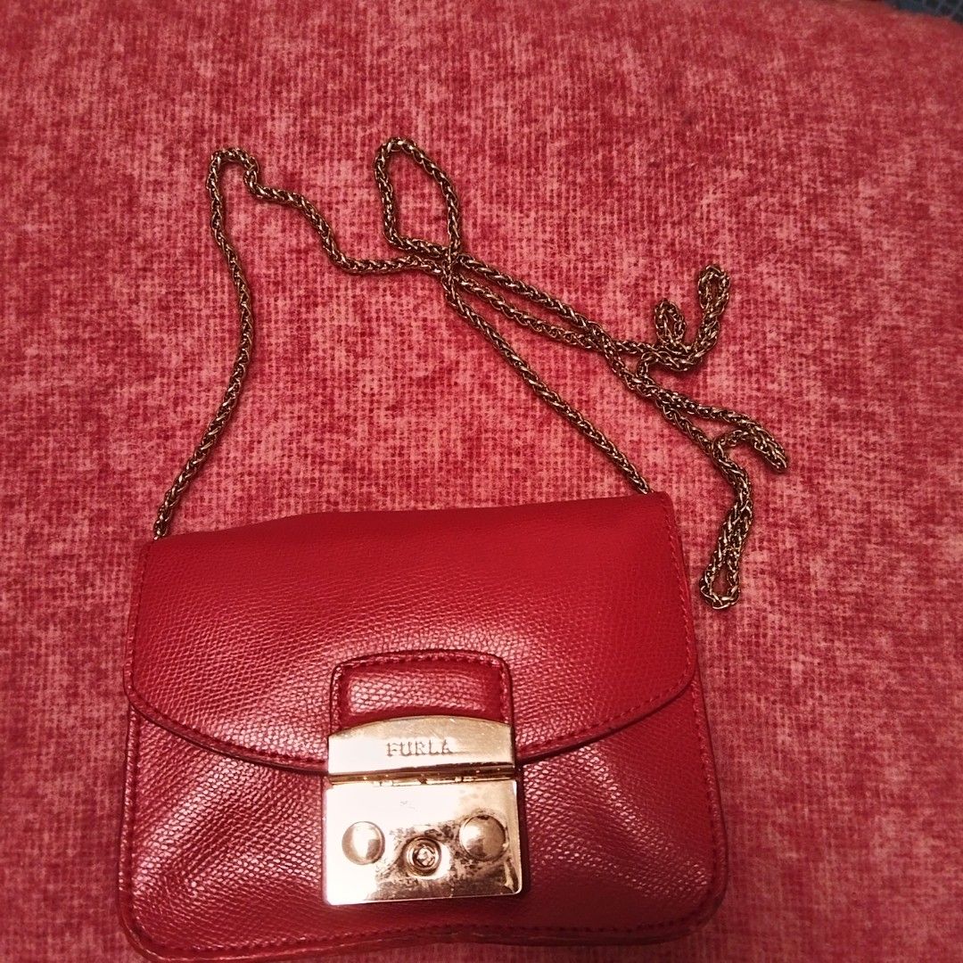 Furla Mini Metropolis (Category: Luxury Bags & Wallets) located in Bulacan. Submitted by brandedbagspreloved (Listing ID 1463656814, Image 2). Description: rubberlining issue sign of use.