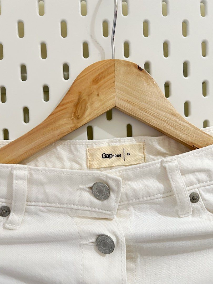 GAP 1969 White Denim Skirt (Category: Skirts) located in Manila. Submitted by maison_marie (Listing ID 1463628848, Image 2). Description: Authentic classic GAP 1969 denim mini skirt. Length: 18 inches Waist: Approx 32 inches Button-front closure Belt loops 2 front pockets with 1 mini pocket, and 2 back patch pockets. Location: Malate, Manila Available for pick-up or same-day delivery. For same-day delivery, buyers are responsible for booking thei