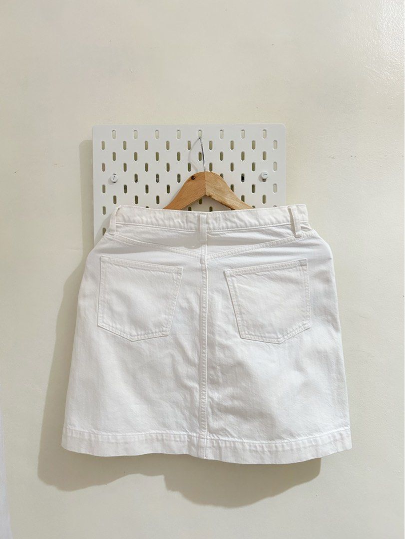 GAP 1969 White Denim Skirt (Category: Skirts) located in Manila. Submitted by maison_marie (Listing ID 1463628848, Image 3). Description: Authentic classic GAP 1969 denim mini skirt. Length: 18 inches Waist: Approx 32 inches Button-front closure Belt loops 2 front pockets with 1 mini pocket, and 2 back patch pockets. Location: Malate, Manila Available for pick-up or same-day delivery. For same-day delivery, buyers are responsible for booking thei