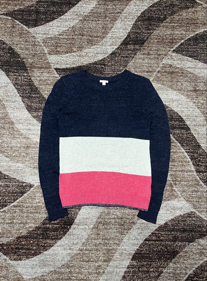 Gap Knit Sweatshirt (Category: Longsleeves) located in Rizal. Submitted by ithriftph_ (Listing ID 1463672371, Image 1). Description: 🔻 Details 🔻 Gap Knit Sweatshirt Soft knit style Authentic Medium on tag Width: 17" Length: 25" Color rate: 9/10 Condition: 9/10 No issue Price: 199 pesos Reminders: Color may vary due to lighting and your screen resolution. Note: Ready to wear (already washed) Mode of Payment: 📌 Gcash Do not hesitate to DM me for