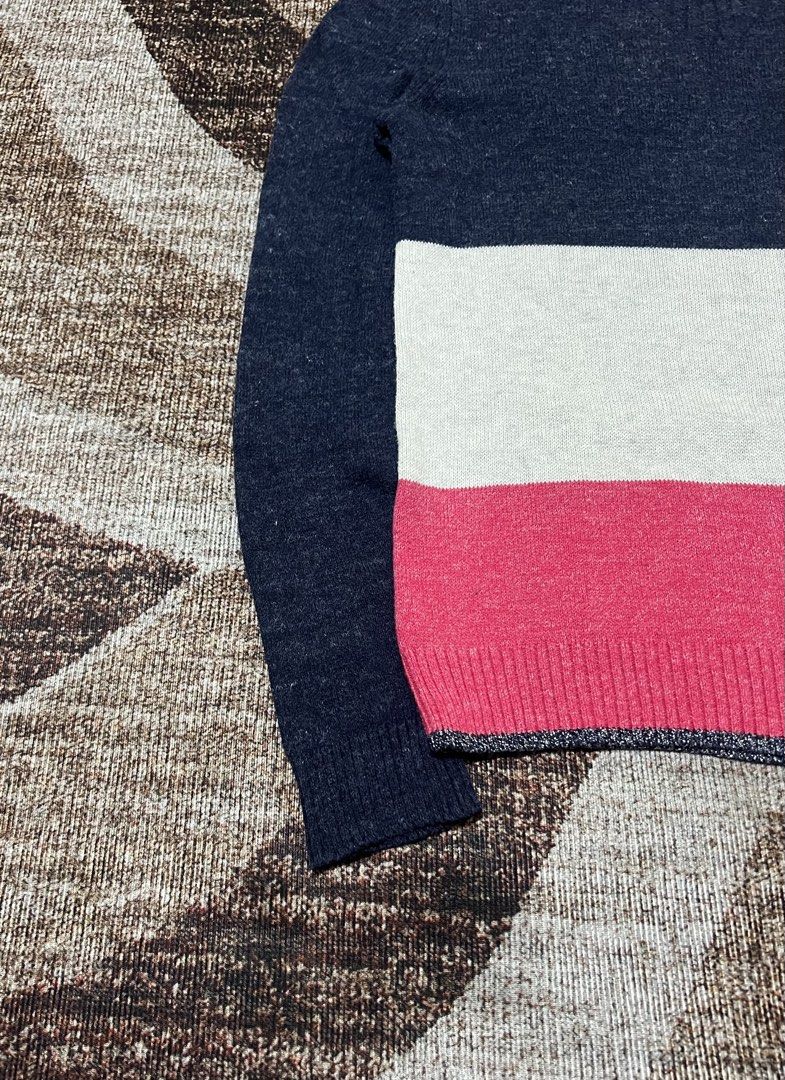 Gap Knit Sweatshirt (Category: Longsleeves) located in Rizal. Submitted by ithriftph_ (Listing ID 1463672371, Image 3). Description: 🔻 Details 🔻 Gap Knit Sweatshirt Soft knit style Authentic Medium on tag Width: 17" Length: 25" Color rate: 9/10 Condition: 9/10 No issue Price: 199 pesos Reminders: Color may vary due to lighting and your screen resolution. Note: Ready to wear (already washed) Mode of Payment: 📌 Gcash Do not hesitate to DM me for
