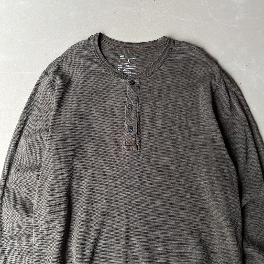 Gap Men's Long Half Button (Category: Tshirts & Polo Shirts ) located in Mandaue City. Submitted by chinsyap_03 (Listing ID 1463652482, Image 2). Description: - Grey waffle knit henley shirt from Gap - Long sleeves with button-up placket - Made from 100% cotton - Comfortable and casual style - Perfect for layering or wearing solo.