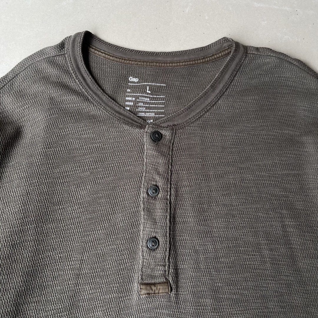Gap Men's Long Half Button (Category: Tshirts & Polo Shirts ) located in Mandaue City. Submitted by chinsyap_03 (Listing ID 1463652482, Image 3). Description: - Grey waffle knit henley shirt from Gap - Long sleeves with button-up placket - Made from 100% cotton - Comfortable and casual style - Perfect for layering or wearing solo.
