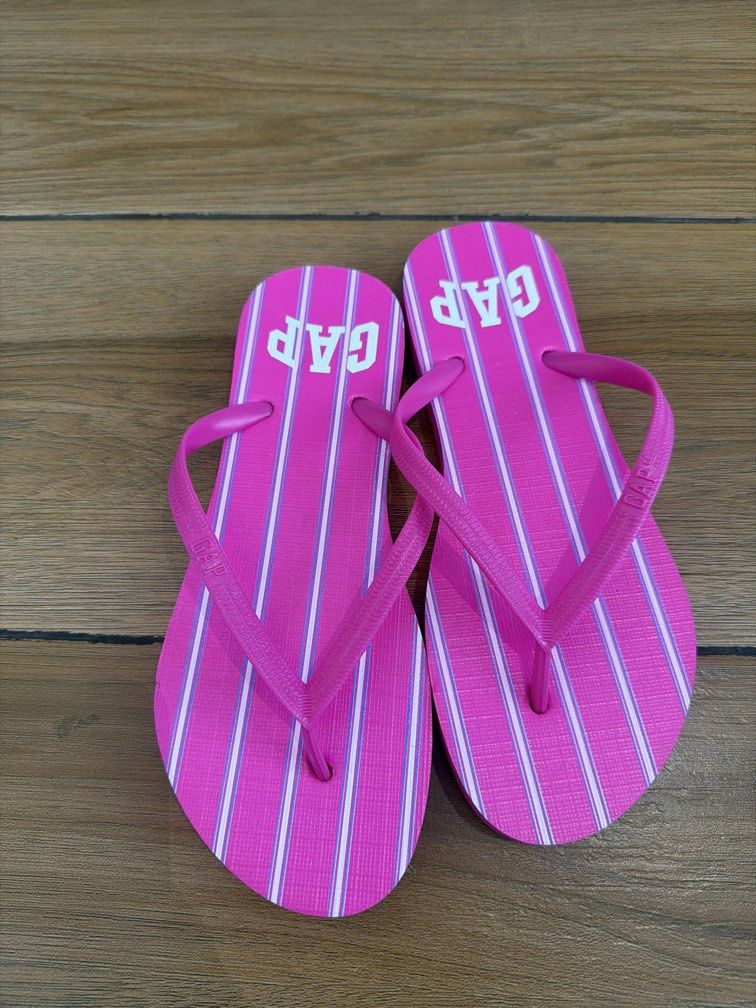 Gap slippers (Category: Sandals) located in Quezon City. Submitted by destashingmycloset (Listing ID 1463583948, Image 1). Description: .