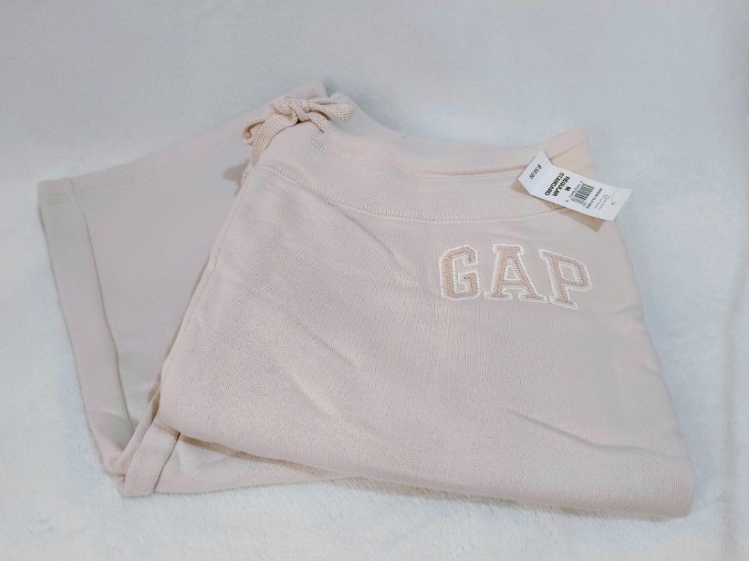 Gap Sweatpants Beige Size M (Category: Activewear) located in Quezon City. Submitted by shinereign (Listing ID 1463633064, Image 1). Description: - Brand new Gap sweatpants - Light beige color - Classic Gap logo embroidered on leg - Elastic waistband with adjustable drawstring - Regular fit, standard style - Ideal for lounging and casual wear fixed prce.