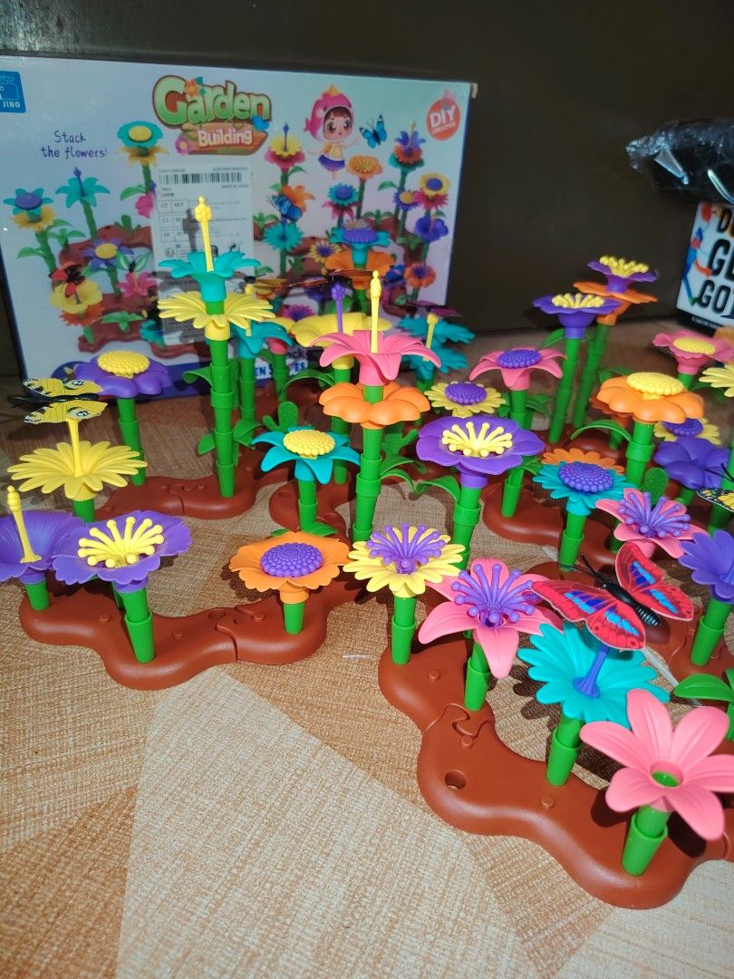 Garden Building Count & Stack Flower Scapes Toy (Category: Educational & Learning Toys) located in Santiago. Submitted by aceheart0118672 (Listing ID 1463588245, Image 2). Description: - Fun building toy for kids! - Create colorful garden scenes with flowers and butterflies. - Includes 224 pieces for endless creative play. - Stack flowers and build unique garden landscapes. - Great for developing fine motor skills and imagination. - Suitable for 