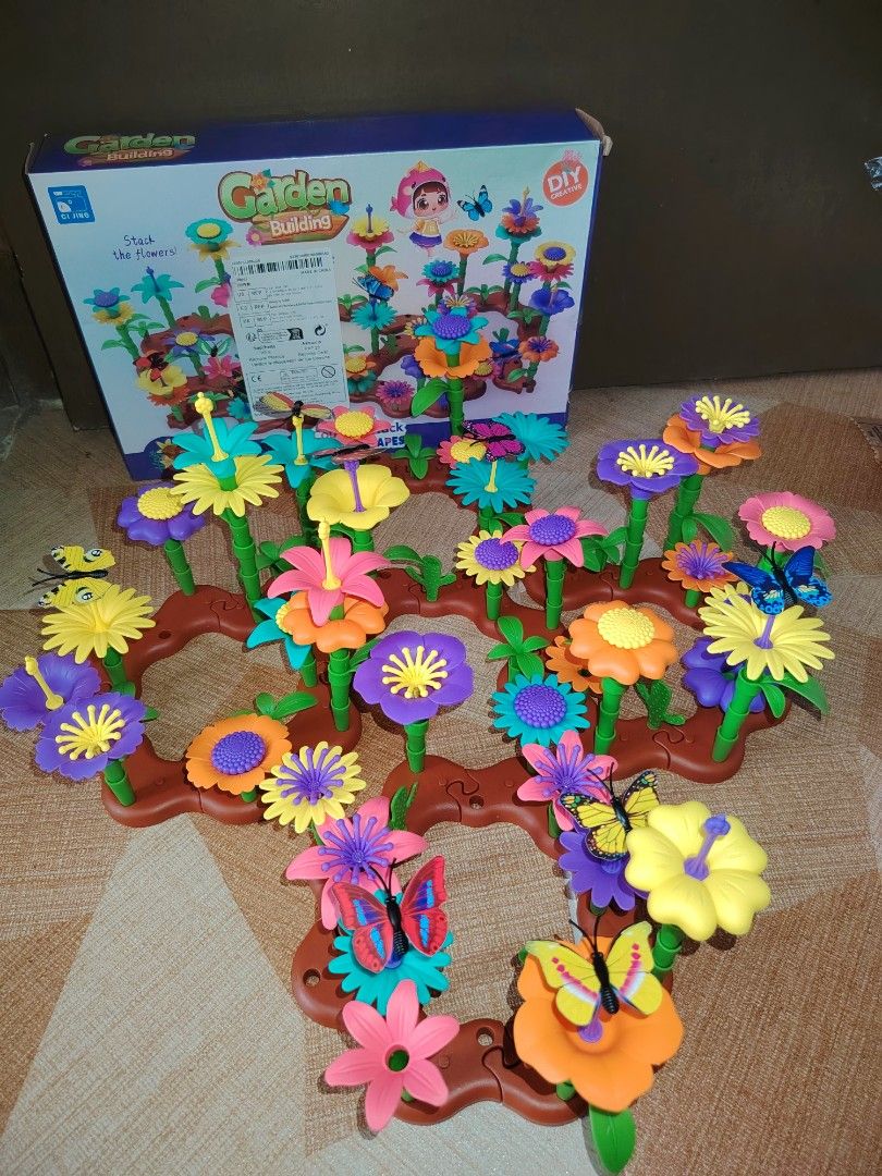 Garden Building Count & Stack Flower Scapes Toy (Category: Educational & Learning Toys) located in Santiago. Submitted by aceheart0118672 (Listing ID 1463588245, Image 1). Description: - Fun building toy for kids! - Create colorful garden scenes with flowers and butterflies. - Includes 224 pieces for endless creative play. - Stack flowers and build unique garden landscapes. - Great for developing fine motor skills and imagination. - Suitable for 