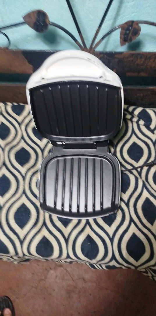 George Foreman Lean Mean Fat Reducing Grilling Machine (Category: BBQ, Grills & Hotpots) located in Makati City. Submitted by speedy1990 (Listing ID 1463570874, Image 2). Description: 800 only original price asa 2800-4k Only used once White indoor electric grill. Great for reducing fat while grilling. Non-stick plates. Easy to clean. Compact design. Perfect for small kitchens or dorm rooms. Get yours today!.