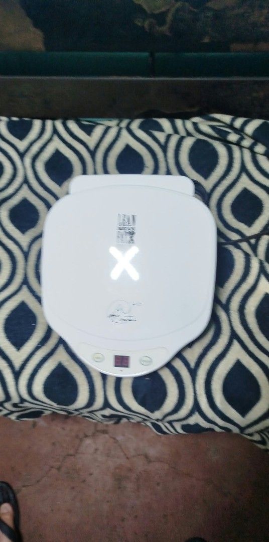 George Foreman Lean Mean Fat Reducing Grilling Machine (Category: BBQ, Grills & Hotpots) located in Makati City. Submitted by speedy1990 (Listing ID 1463570874, Image 1). Description: 800 only original price asa 2800-4k Only used once White indoor electric grill. Great for reducing fat while grilling. Non-stick plates. Easy to clean. Compact design. Perfect for small kitchens or dorm rooms. Get yours today!.