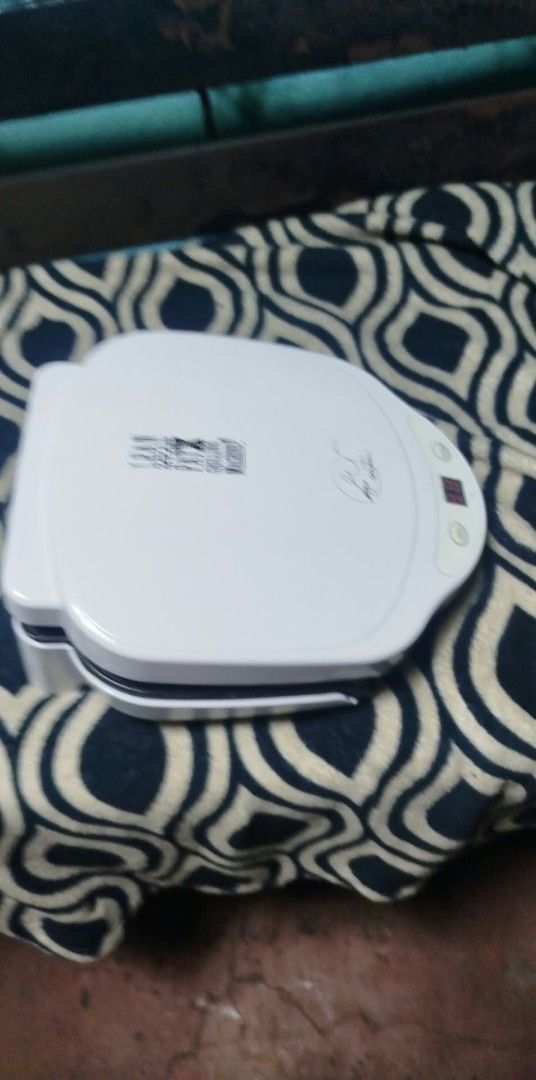 George Foreman Lean Mean Fat Reducing Grilling Machine (Category: BBQ, Grills & Hotpots) located in Makati City. Submitted by speedy1990 (Listing ID 1463570874, Image 3). Description: 800 only original price asa 2800-4k Only used once White indoor electric grill. Great for reducing fat while grilling. Non-stick plates. Easy to clean. Compact design. Perfect for small kitchens or dorm rooms. Get yours today!.