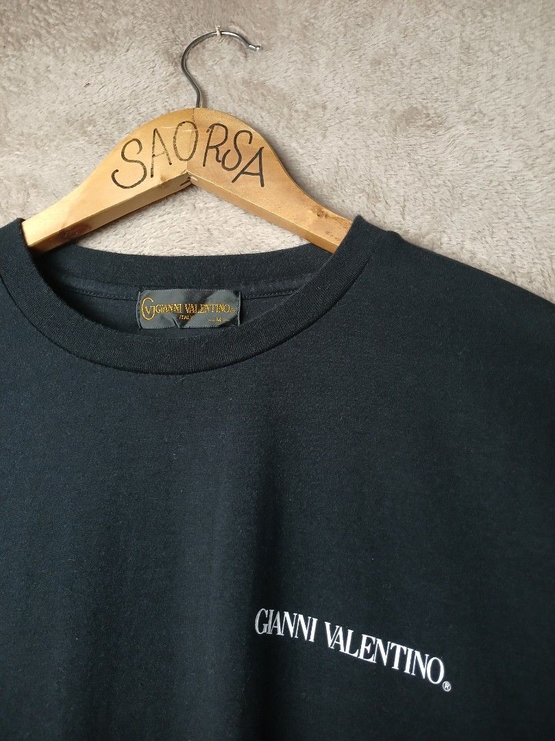 Gianni Valentino shirt (Category: Tshirts & Polo Shirts ) located in Candelaria. Submitted by saorsa.thrift (Listing ID 1463678291, Image 3). Description: Gianni Valentino shirt •Size: Large •Dimes: 22 / 27.5 •Condition: Excellent •Issue: None 🏷️400 + sf.