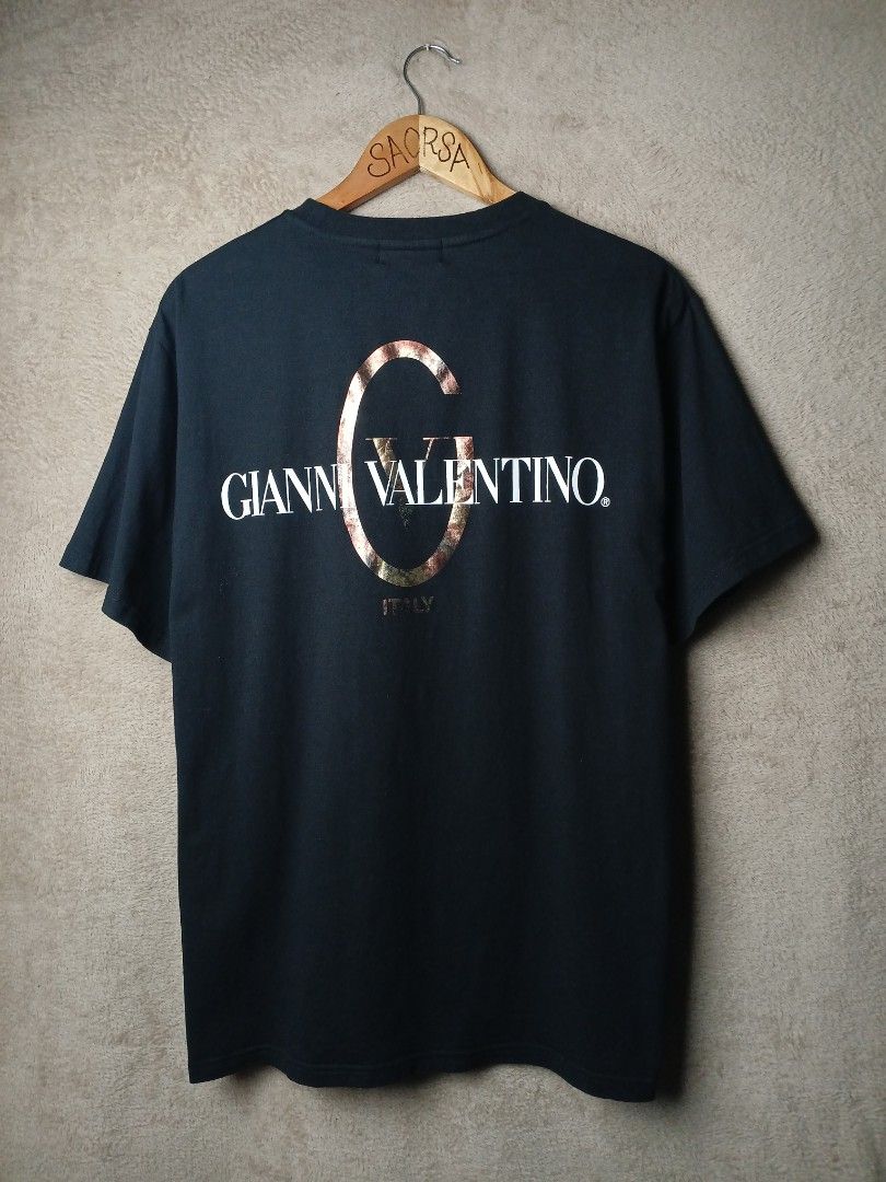 Gianni Valentino shirt (Category: Tshirts & Polo Shirts ) located in Candelaria. Submitted by saorsa.thrift (Listing ID 1463678291, Image 2). Description: Gianni Valentino shirt •Size: Large •Dimes: 22 / 27.5 •Condition: Excellent •Issue: None 🏷️400 + sf.