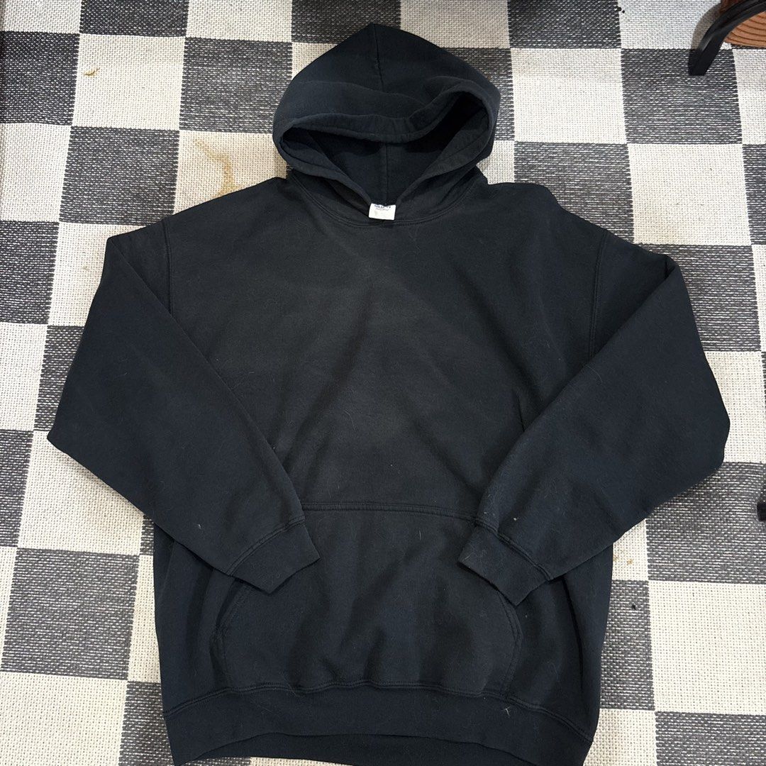 Gildan Heavy Blend Black Hoodie (Category: Hoodies) located in Makati City. Submitted by sseurekiii (Listing ID 1463722182, Image 1). Description: - Classic black Gildan hoodie - Heavy blend material for a substantial feel - Standard pullover style - Features a front pocket and hood - Perfect for layering or standalone wear - Versatile for everyday use.