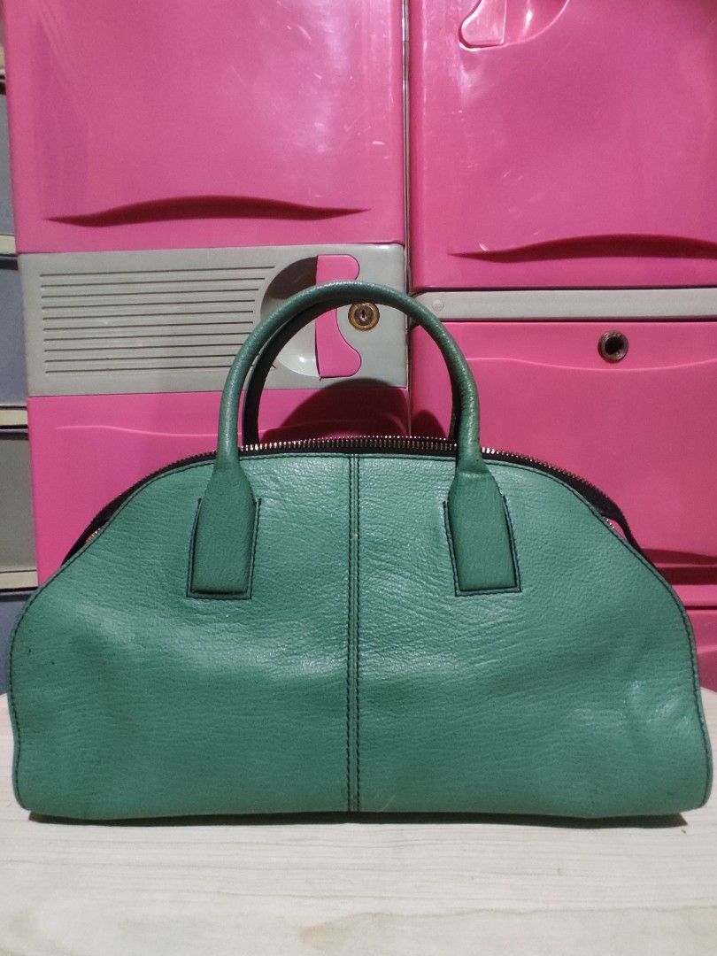 GILLIVO Green Leather Handbag (Category: Luxury Bags & Wallets) located in Manila. Submitted by xiaochao.16 (Listing ID 1463738722, Image 3). Description: - Brand: GILLVO - Material: Genuine Leather - Color: Green - Closure: Top Zip - Interior: 1 zippered pocket, 1 small pouch - Lining: Unique patterned lining - Handles: Sturdy and comfortable - Features: Spacious, perfect for everyday use.