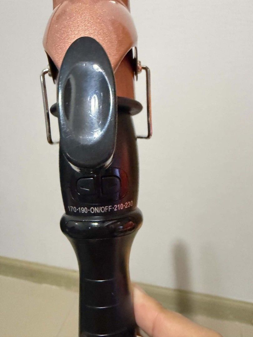 GLADKING 901 Digital Curling Iron 170-230°C (Category: Hair) located in Manila. Submitted by bbeymbap (Listing ID 1463593224, Image 3). Description: GLADKING 901 Digital Curling Iron FOR SALE -NO ISSUE - THIS MAY LANG PO SIYA NA BILI SA GLADKING STORE AND ONCE LANG PO SIYA NAGAMIT. -WALA PO SIYA GASGAD AND MAY DUMI LANG SIYA AND NALILINISAN OR PUNASAN SIYA KAAGAD. -PASS PO SA TAWAD PO AYAN NA PO YUN LAST PRICE NIYA PO. - NO COD - MEET UP IF AROUN