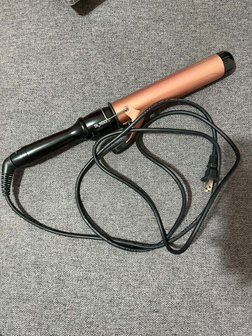 GLADKING 901 Digital Curling Iron 170-230°C (Category: Hair) located in Manila. Submitted by bbeymbap (Listing ID 1463593224, Image 1). Description: GLADKING 901 Digital Curling Iron FOR SALE -NO ISSUE - THIS MAY LANG PO SIYA NA BILI SA GLADKING STORE AND ONCE LANG PO SIYA NAGAMIT. -WALA PO SIYA GASGAD AND MAY DUMI LANG SIYA AND NALILINISAN OR PUNASAN SIYA KAAGAD. -PASS PO SA TAWAD PO AYAN NA PO YUN LAST PRICE NIYA PO. - NO COD - MEET UP IF AROUN