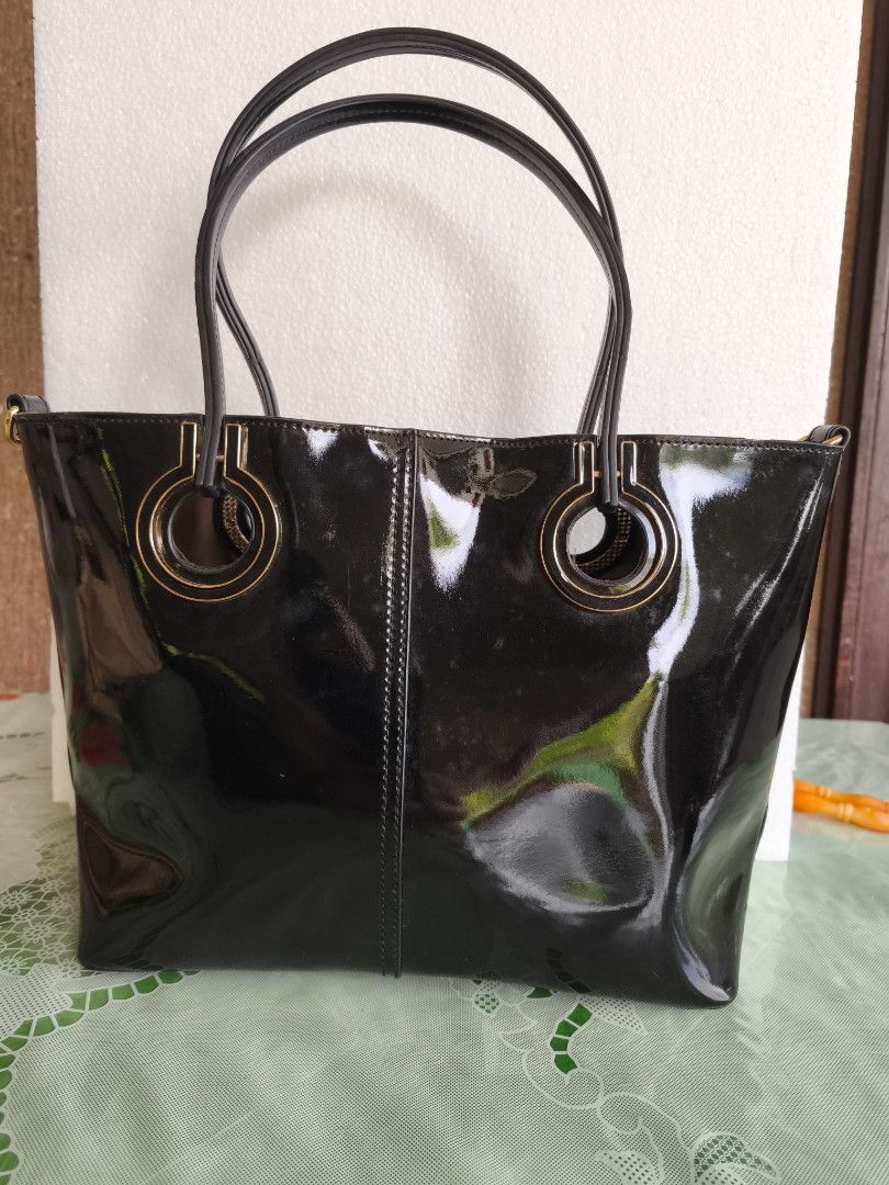 Glossy Bag (Category: Tote Bags) located in San Juan City. Submitted by vingabby (Listing ID 1463582029, Image 1). Description: - Shiny black tote bag - Spacious interior, ideal for everyday essentials - Comfortable handles for easy carrying - Classic, versatile style - bought never used.