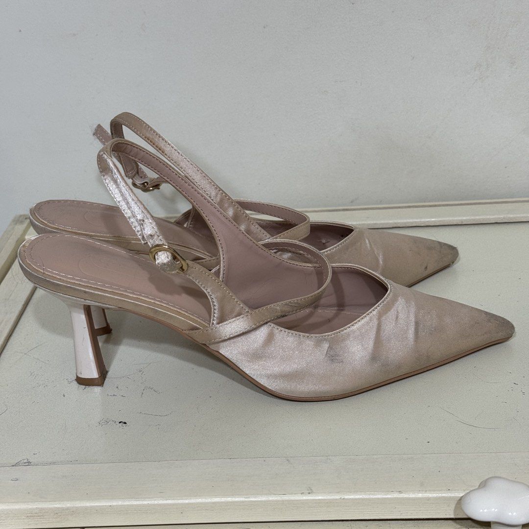gold champagne heels (Category: Heels) located in Pasig City. Submitted by lovedonceph (Listing ID 1463668607, Image 2). Description: needs cleaning.