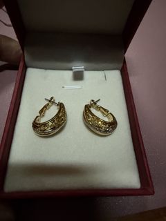 (Category: ) located in . Submitted by aprilluxcloset0812 (Listing ID 1463737857, Image 1). Description: .