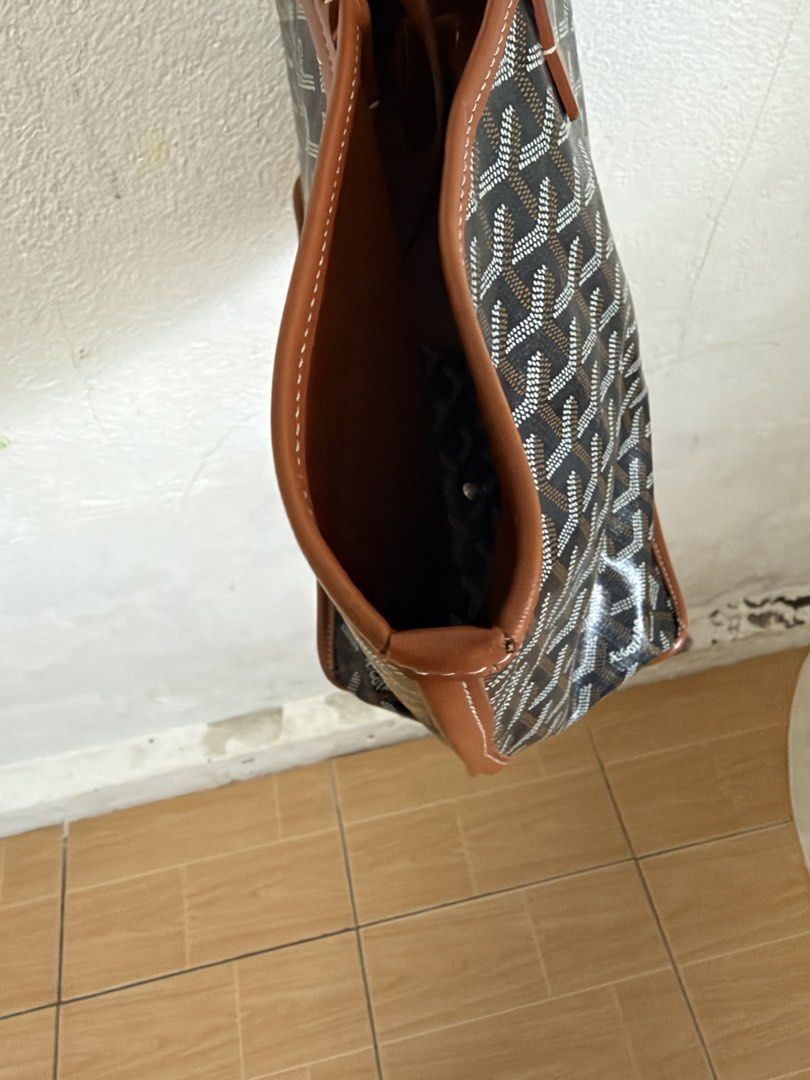 Goyard reversible tote (Category: Luxury Bags & Wallets) located in Manila. Submitted by kayecake_ (Listing ID 1463741885, Image 3). Description: .