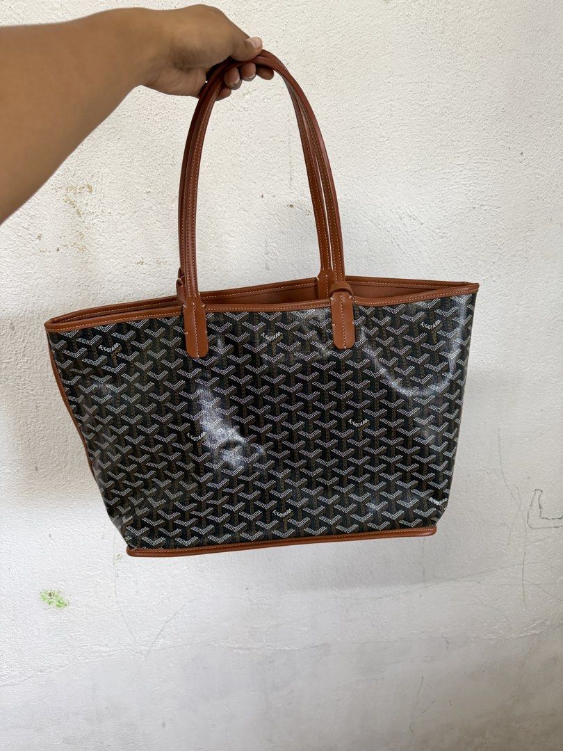 Goyard reversible tote (Category: Luxury Bags & Wallets) located in Manila. Submitted by kayecake_ (Listing ID 1463741885, Image 1). Description: .
