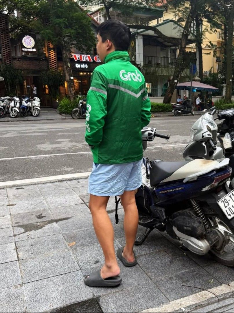 Grab Ride Jacket (Category: Coats, Jackets and Outerwear) located in Bulacan. Submitted by egcmx (Listing ID 1463707399, Image 2). Description: grab ride jacket brand new vietnam exclusive maporma 😎 1 size only - XL fits MEDIUM to XL im 5'8" 72 kg M to L lang tlga ako 2 side zipper pockets 1 chest zipper pocket 1 inside pocket hideable hoodie - zipper collar reflectorized see pics to appreciate MEASUREMENTS: shoulder - 19cm chest (width) - 23cm 