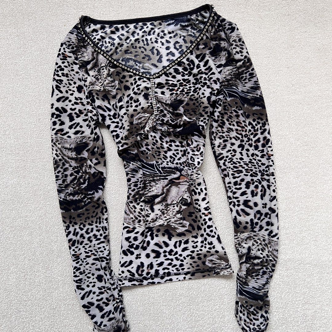 graphic white leopard print baddie top (Category: Longsleeves) located in Limay. Submitted by budolfindsrawrawr (Listing ID 1463719946, Image 2). Description: graphic white leopard print baddie top - fits s/m l21.5 b32-34 - in excellent condition .
