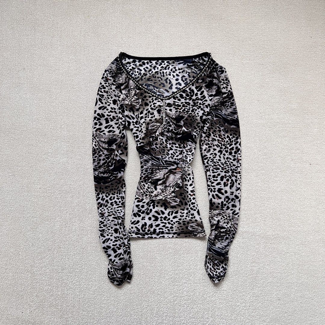 graphic white leopard print baddie top (Category: Longsleeves) located in Limay. Submitted by budolfindsrawrawr (Listing ID 1463719946, Image 1). Description: graphic white leopard print baddie top - fits s/m l21.5 b32-34 - in excellent condition .