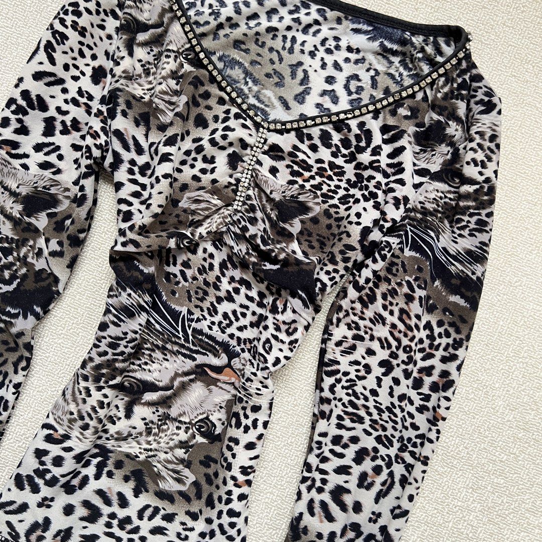 graphic white leopard print baddie top (Category: Longsleeves) located in Limay. Submitted by budolfindsrawrawr (Listing ID 1463719946, Image 3). Description: graphic white leopard print baddie top - fits s/m l21.5 b32-34 - in excellent condition .