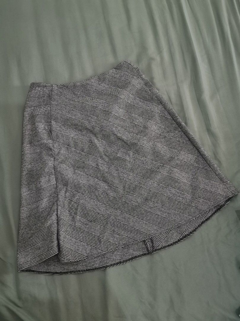 Gray Office Skirt (Category: Skirts) located in Paranaque City. Submitted by clarizas.closet (Listing ID 1463693276, Image 1). Description: Fits s to semi m.