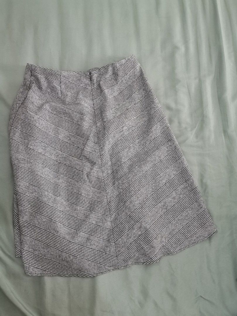 Gray Office Skirt (Category: Skirts) located in Paranaque City. Submitted by clarizas.closet (Listing ID 1463693276, Image 2). Description: Fits s to semi m.
