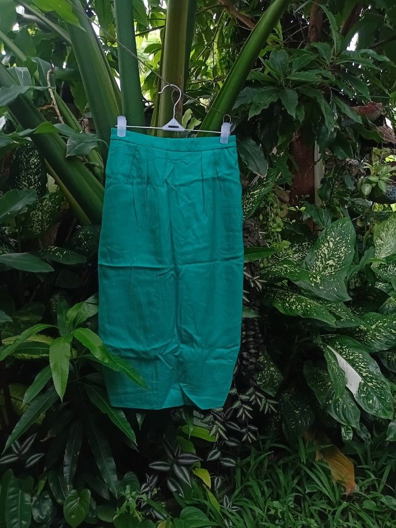 Green Vintage Pencil Skirt (Category: Skirts) located in Makati City. Submitted by ellavee_you (Listing ID 1463687568, Image 2). Description: quality US made very chic and pretty send offer! ❤️.