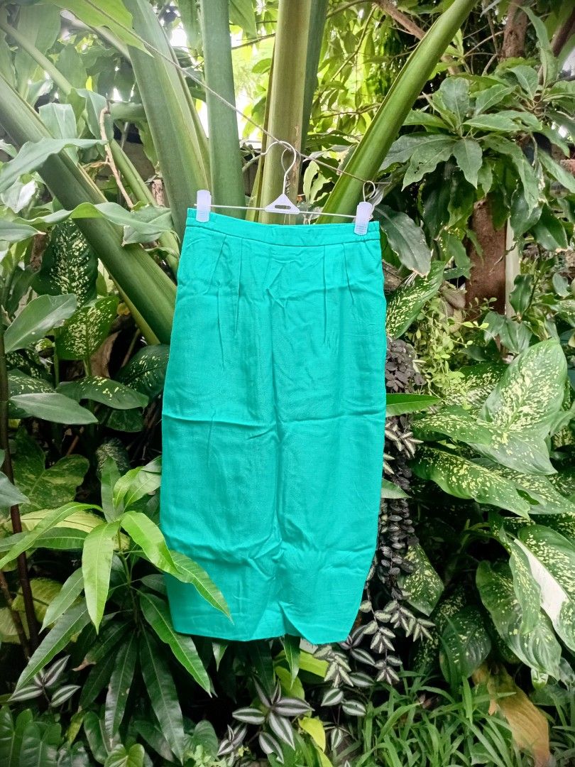 Green Vintage Pencil Skirt (Category: Skirts) located in Makati City. Submitted by ellavee_you (Listing ID 1463687568, Image 1). Description: quality US made very chic and pretty send offer! ❤️.