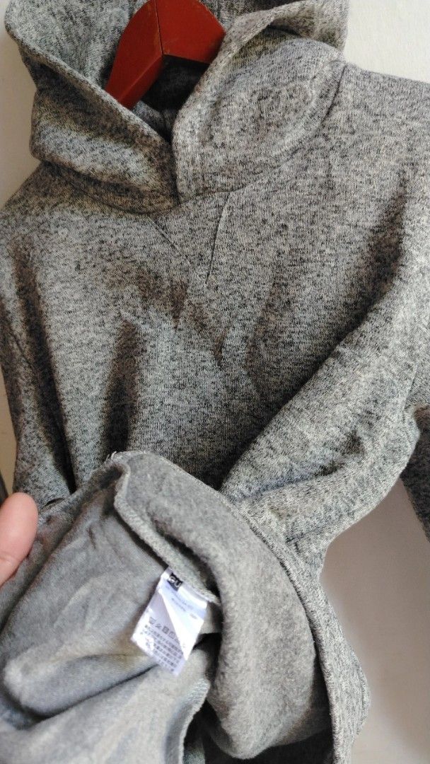 Grey Marled Hoodie with Pouch Pocket (Category: Coats, Jackets and Outerwear) located in Cavite. Submitted by ukaynglahat (Listing ID 1463626062, Image 2). Description: - Grey marled hoodie - Soft and comfortable fabric - Features a front pouch pocket - Ideal for casual wear - Versatile: pairs well with jeans or joggers.