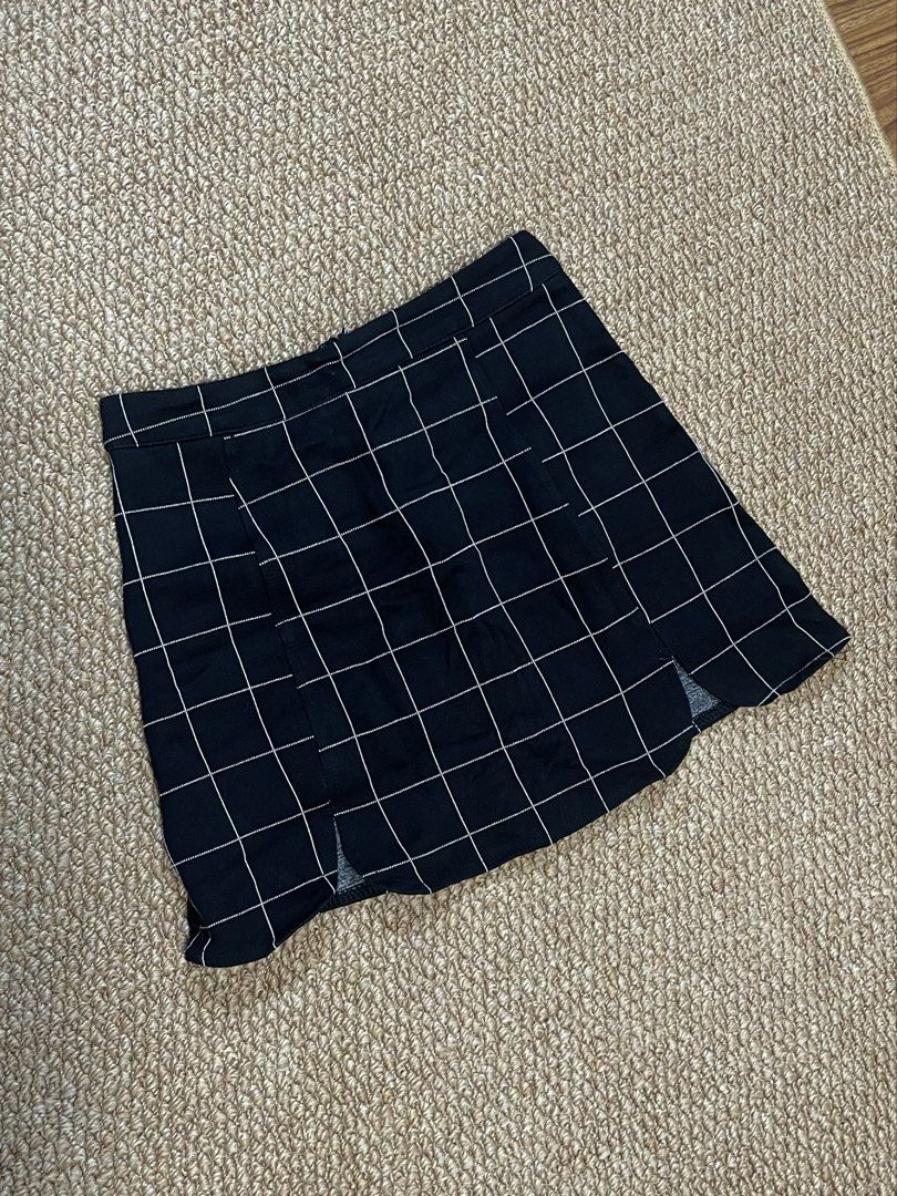Grid Mini Skirt with Slit - XS (Category: Skirts) located in Pasig City. Submitted by miafml-closet-cleanout (Listing ID 1463588749, Image 1). Description: - mini skirt w short slits - stretchy fabric! posted price is fixed! will not respond to hagglers. get a discount when you get 5+ items! 💵 mop: gcash / bdo / maribank / unionbank 🛵 courier: any. this is arranged & paid by the buyer. all items are left at the lobby for pick up. 🙅🏻‍♀️ no req