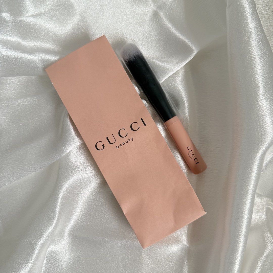 Gucci Blush Brush/Pinceau Blush (Category: Makeup) located in Tanza. Submitted by ilovediyour (Listing ID 1463596486, Image 1). Description: .