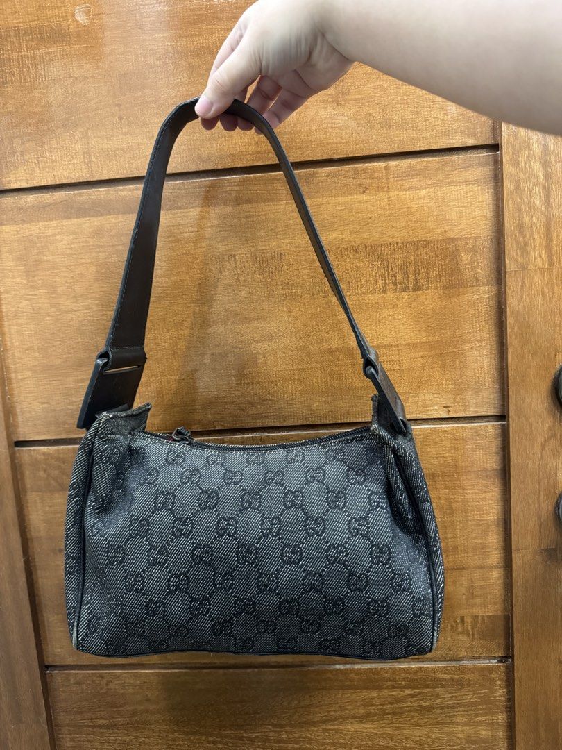 Gucci Shoulder Bag in Black Canvas (Category: Luxury Bags & Wallets) located in Manila. Submitted by sacreluxebyelly (Listing ID 1463740319, Image 2). Description: With rubs sa piping.