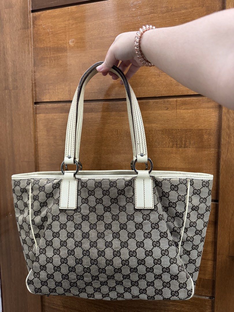 Gucci Tote Bag (Category: Luxury Bags & Wallets) located in Manila. Submitted by sacreluxebyelly (Listing ID 1463740027, Image 2). Description: Dirts on canvas.