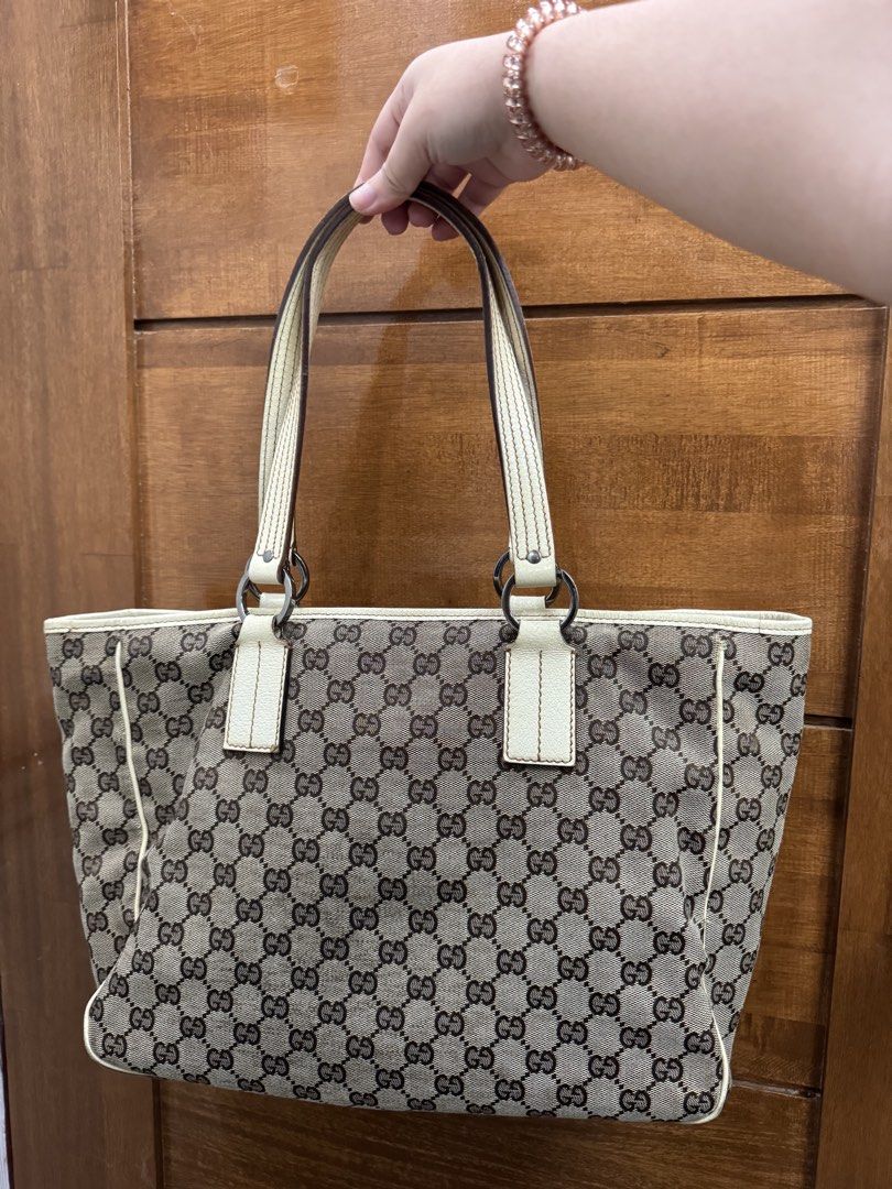 Gucci Tote Bag (Category: Luxury Bags & Wallets) located in Manila. Submitted by sacreluxebyelly (Listing ID 1463740027, Image 1). Description: Dirts on canvas.