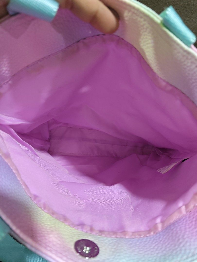 Guess med hand/sling bag (Category: Cross-body Bags) located in Pili. Submitted by zaneombao03491 (Listing ID 1463662911, Image 3). Description: .