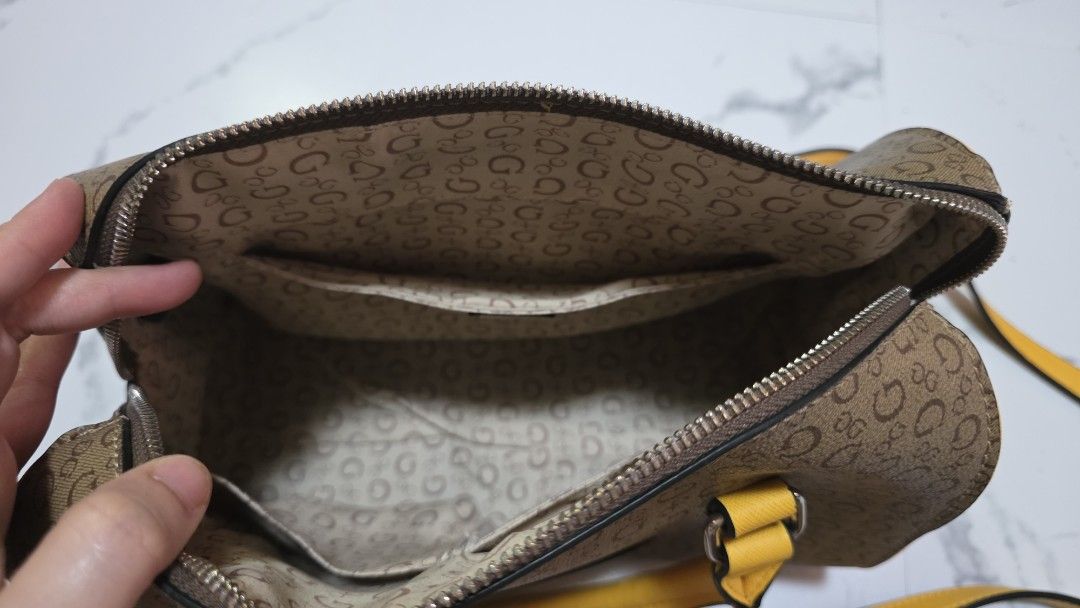 Guess Sling bag or Hand bag (Category: Cross-body Bags) located in Ozamiz City. Submitted by 2ndhand_wallets (Listing ID 1463591893, Image 1). Description: .