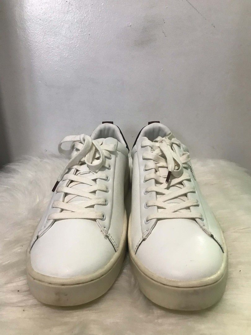 Guess White Leather Sneakers (Category: Sneakers) located in Manila. Submitted by vincent.seller (Listing ID 1463623390, Image 1). Description: - Brand: Guess - Color: White - Material: Leather - Style: Classic low-top sneakers - Closure: Lace-up - Features: Guess logo on side and heel tab - Size: 43 - Condition: Comes with original box.