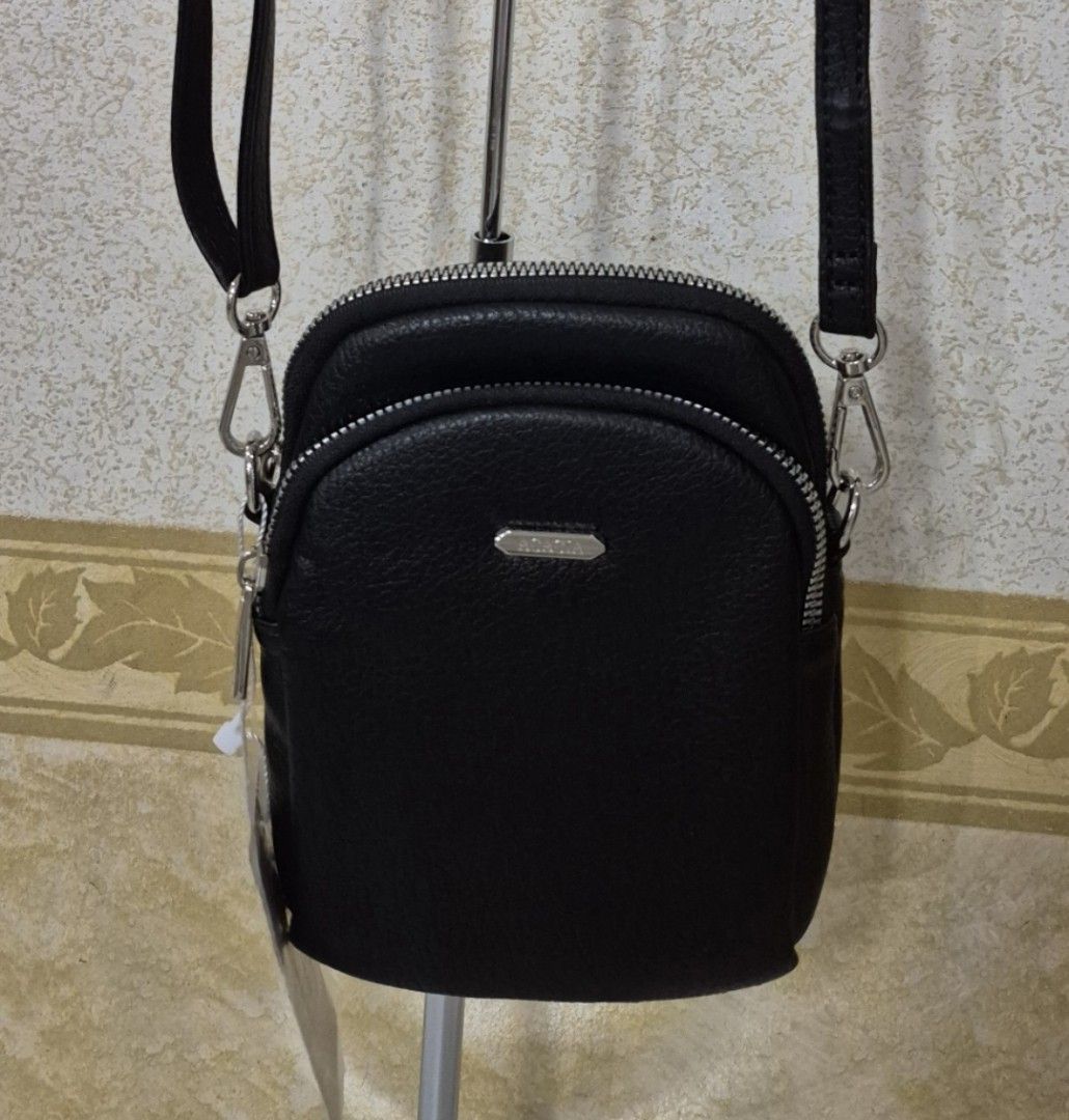 H22-399 Acacia Black Mini Sling Bag (Category: Cross-body Bags) located in Valenzuela. Submitted by dailyhappyfinds (Listing ID 1463583405, Image 1). Description: BRAND: Acacia -Brand new with tag -Shoulder bag and sling bag -Please check last photo for details *Mall pullout/ factory pullout. Please manage your expectations..